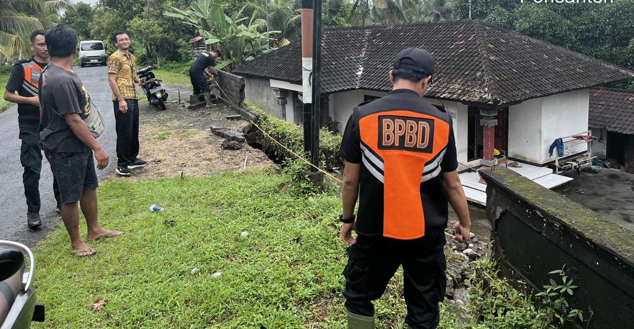Petugas BPBD Jembrana assesment bencana longsor yang terjadi di Desa Pohsanten, Kecamatan Mendoyo, Jembrana, Selasa (30/9).