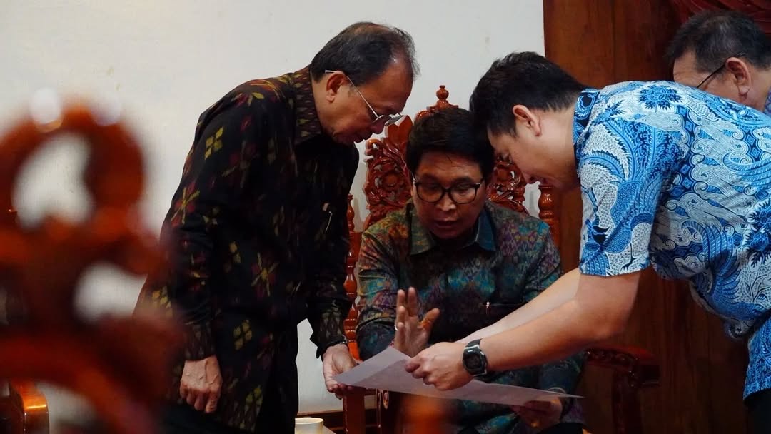 BERTEMU: Pertemuan Gubernur Wayan Koster bersama Bupati Wayan Adi Arnawa dan Manajemen Garuda Wisnu Kencana (GWK) di Jaya Sabha, Denpasar, Selasa (30/9).