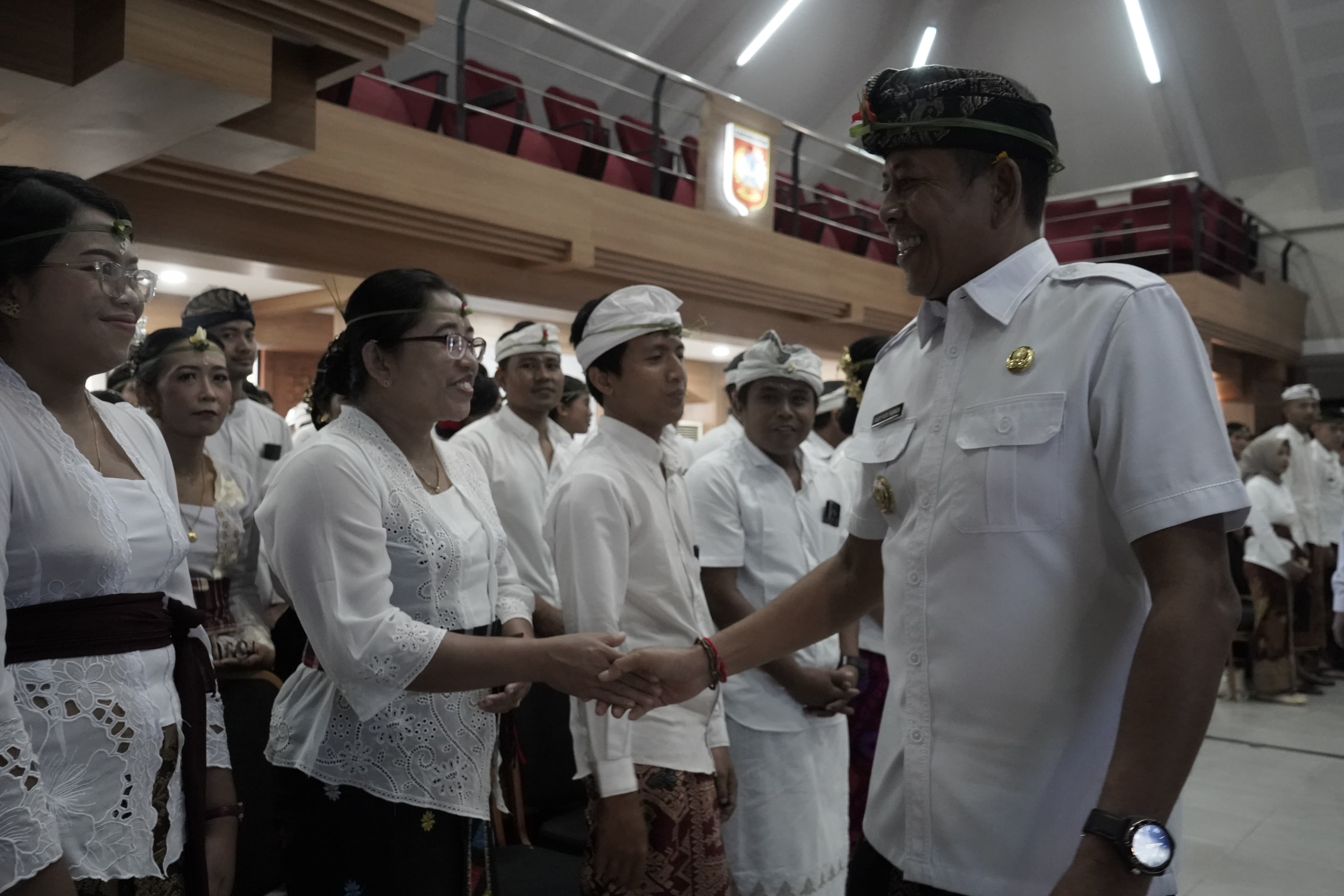 Bupati Karangasem I Gusti Putu Parwata saat acara penyerahan SK PPPK dan CPNS lulusqn IPDN