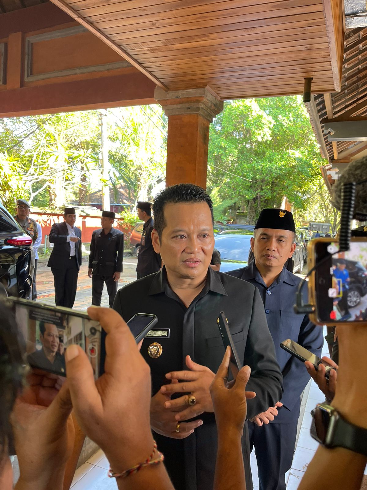 Bupati Jembrana I Made Kembang Hartawan didampingi Wakil Bupati Jembrana I Gede Ngurah Patriana Krisna saat ditemui usai apel di Lapangan Pecangakan Jembrana, Rabu (1/10)