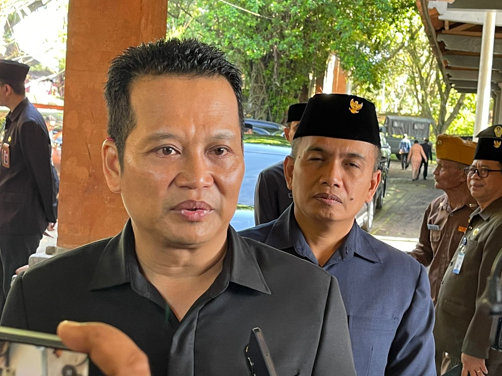 Bupati Jembrana I Made Kembang Hartawan didampingi Wakil Bupati Jembrana I Gede Ngurah Patriana Krisna saat ditemui usai apel di Lapangan Pecangakan Jembrana, Rabu (1/10)