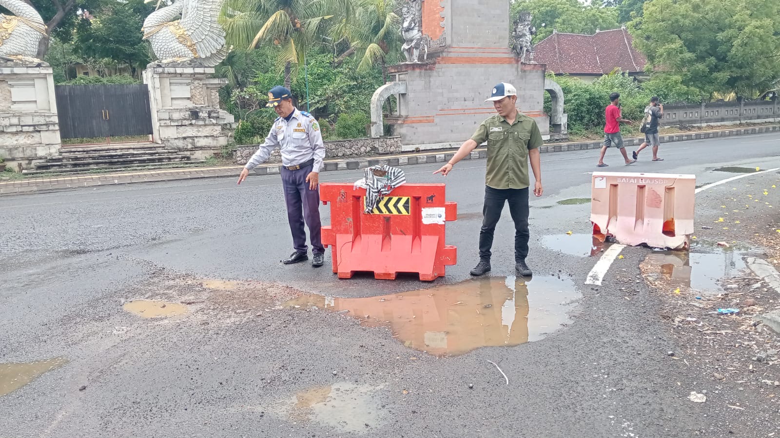 Lurah Gilimanuk Ida Bagus Tony Wirahadikusuma melakukan pengecekan jalan rusak disekitar pelabuhan Gilimanuk.