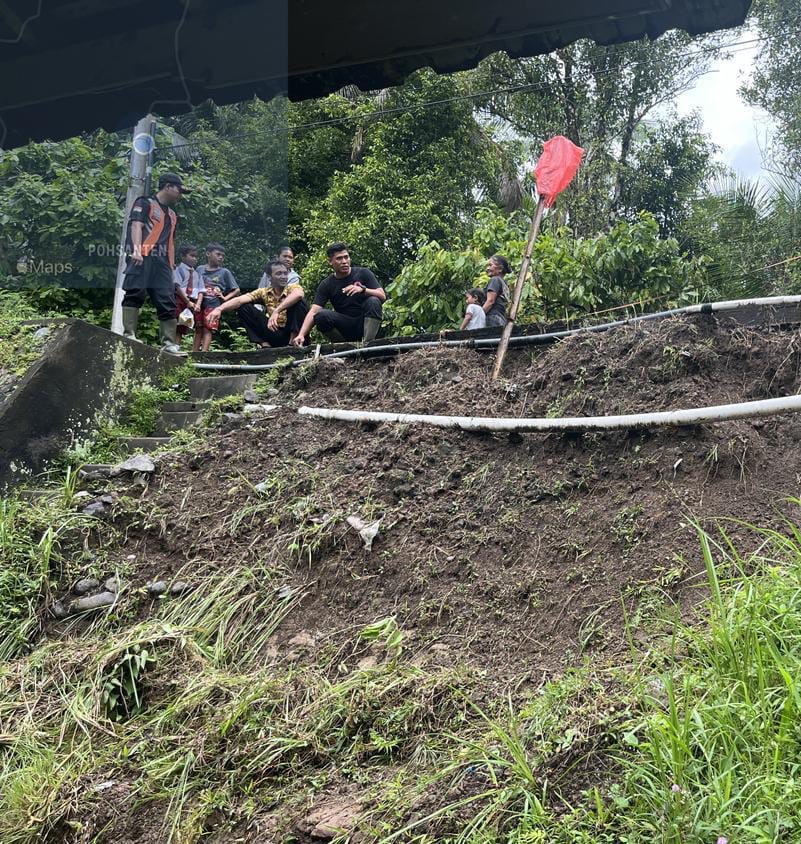 Petugas BPBD Jembrana assesment bencana longsor yang terjadi di Desa Pohsanten, Kecamatan Mendoyo, Jembrana, Selasa (30/9).