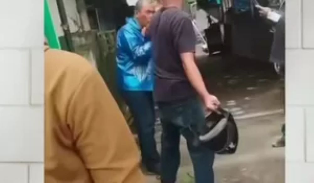 Oknum polisi, Aiptu IWS ditangkap warga ketika merampas kalung pedagang di Pasar Pancasari Buleleng.