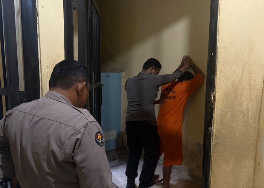 Joker ditangkap Polsek Nusa Penida tanpa perlawanan dalam kasus penganiayaan.