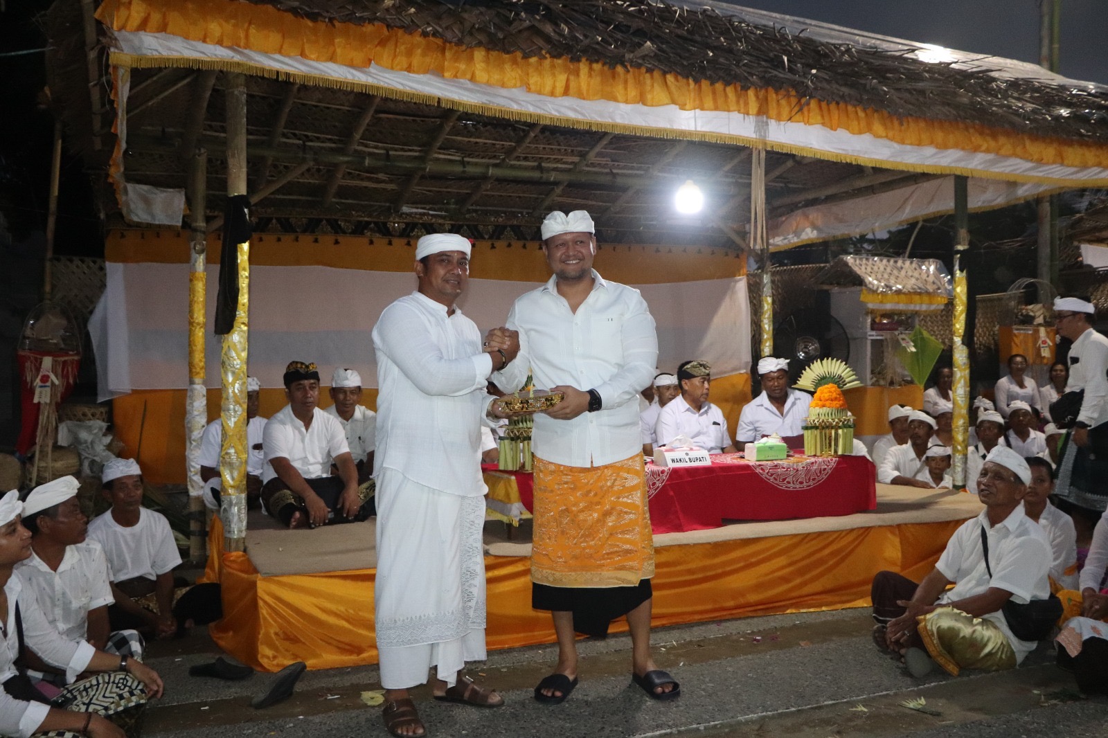 PUNIA : Wabup Bagus Alit Sucipta menyerahkan punia saat menghadiri Karya Ngenteg Linggih di Pura Samuan Tiga, Banjar Samuan Kangin, Desa Adat Samuan, Petang.