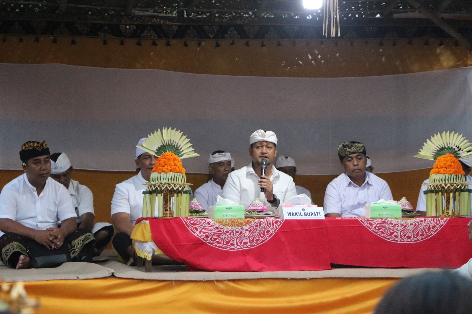 NGENTEG LINGGIH: Wabup Bagus Alit Sucipta saat menghadiri Karya Ngenteg Linggih di Pura Samuan Tiga, Banjar Samuan Kangin, Desa Adat Samuan, Petang,