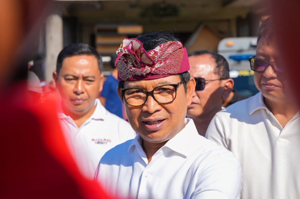 Bupati Adi Arnawa minta bersabar terkait pemugaran bangunan ilegal di Pantai Balangan dan Melasti Badung.