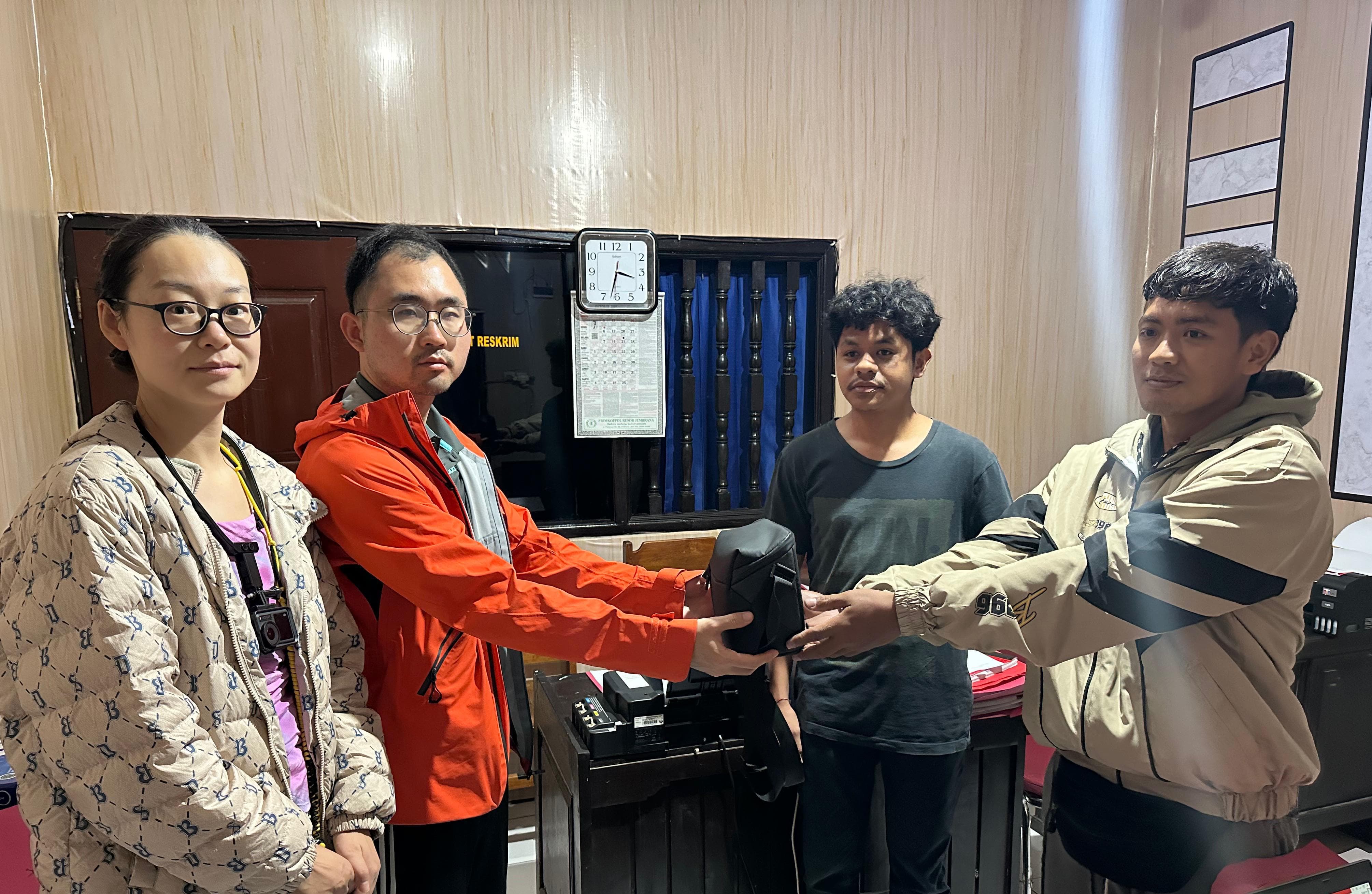 WNA asal Cina saat menerima kembali tas miliknya di Polres Jembrana.