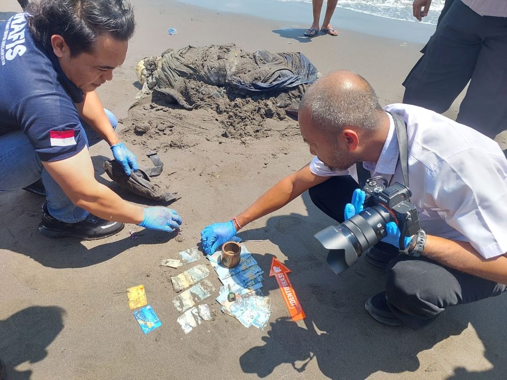 Polres Jembrana melakukan identifikasi temuan mayat pria yang terdampar di Pantai Gilimanuk.