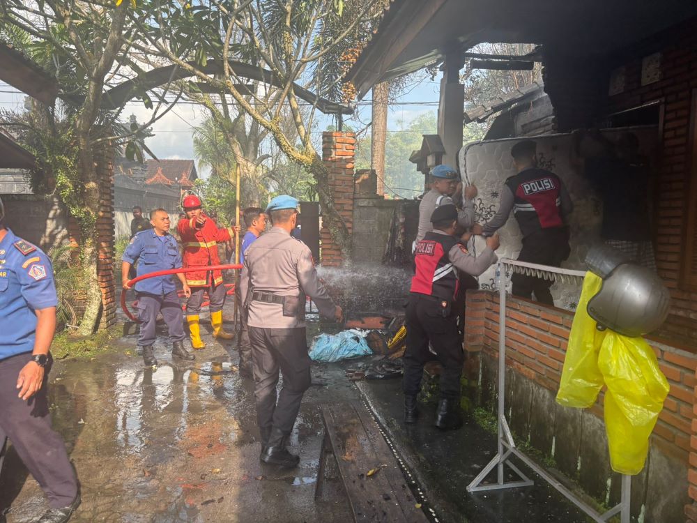 Kebakaran meludeskan bengkel motor di Semarapura Klungkung.