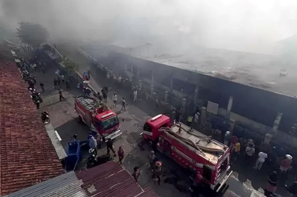 Mobil pemadam se Solo Raya dikerahkan untuk memadamkan kebakaran di Pasar Kota Wonogiri pada Senin (6/10/2025).