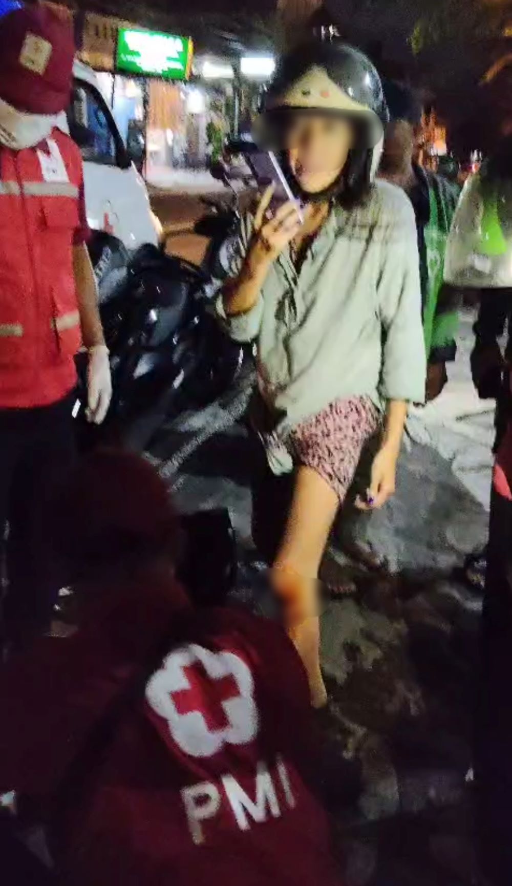 Turis perempuan korban jambret di Jalan Imam Bonjol Denpasar dibantu warga dan PMI.