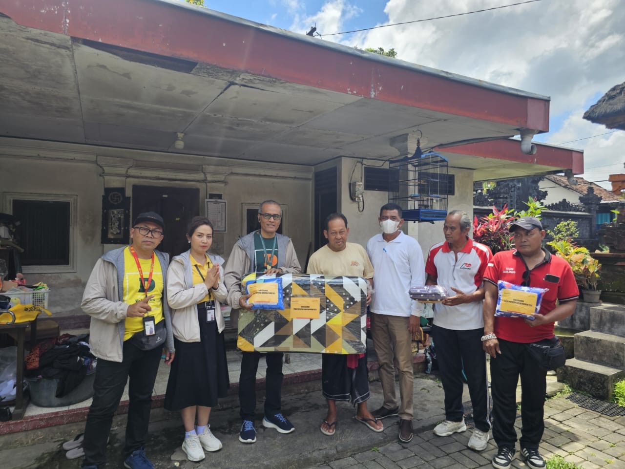 Penyerahan bantuan dari PT Bank Danamon kepada warga terdampak banjir di Denpasar.