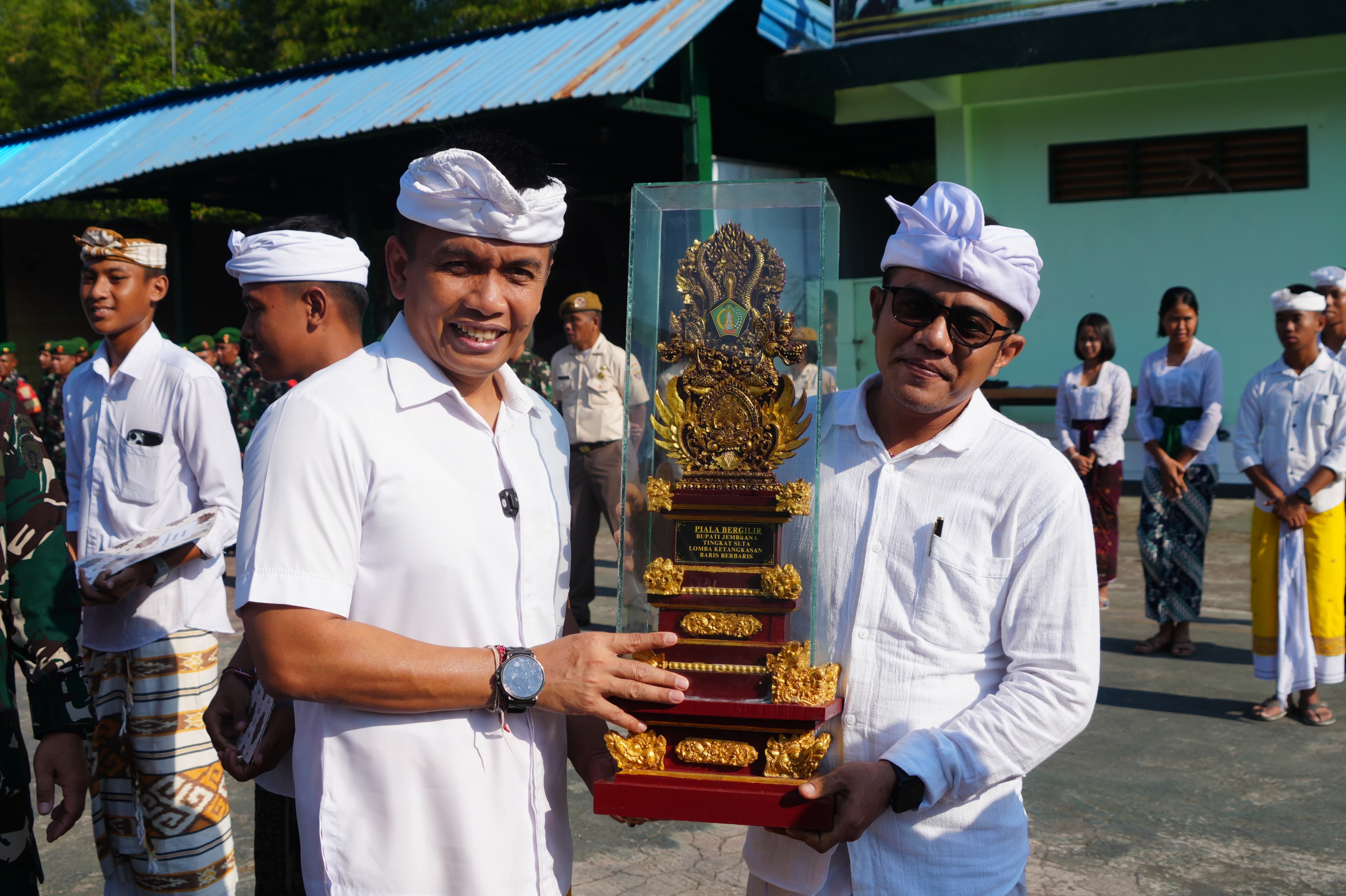 Wabup Ipat serahkan hadiah lomba PBB Bupati Cup I tingkat SLTP dan SLTA se-Kabupaten Jembrana.
