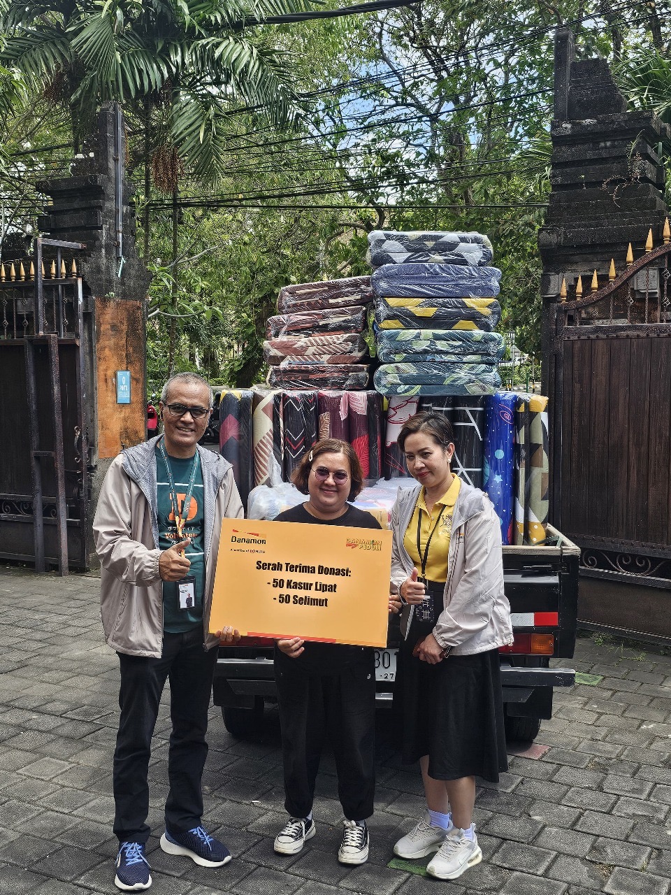 Penyerahan bantuan dari PT Bank Danamon kepada warga terdampak banjir di Denpasar.