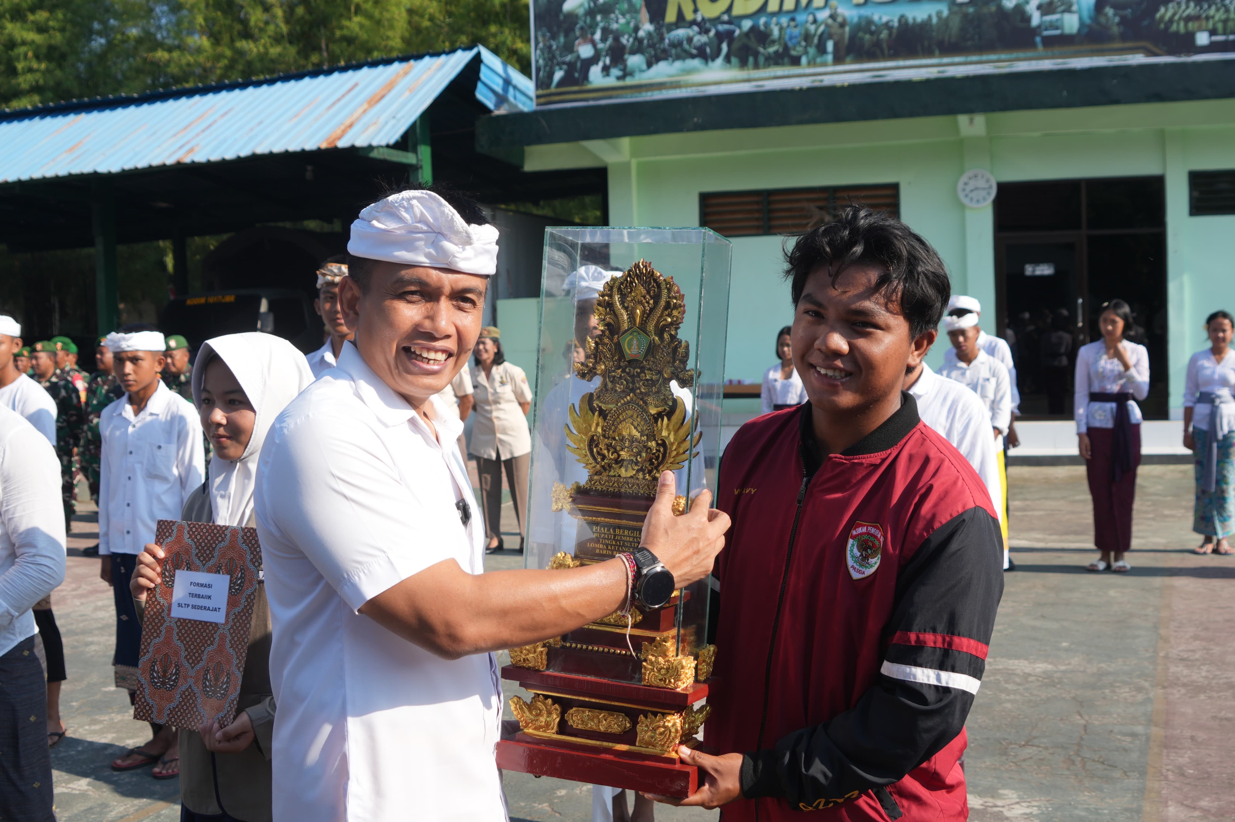 Wabup Ipat serahkan hadiah lomba PBB Bupati Cup I tingkat SLTP dan SLTA se-Kabupaten Jembrana.