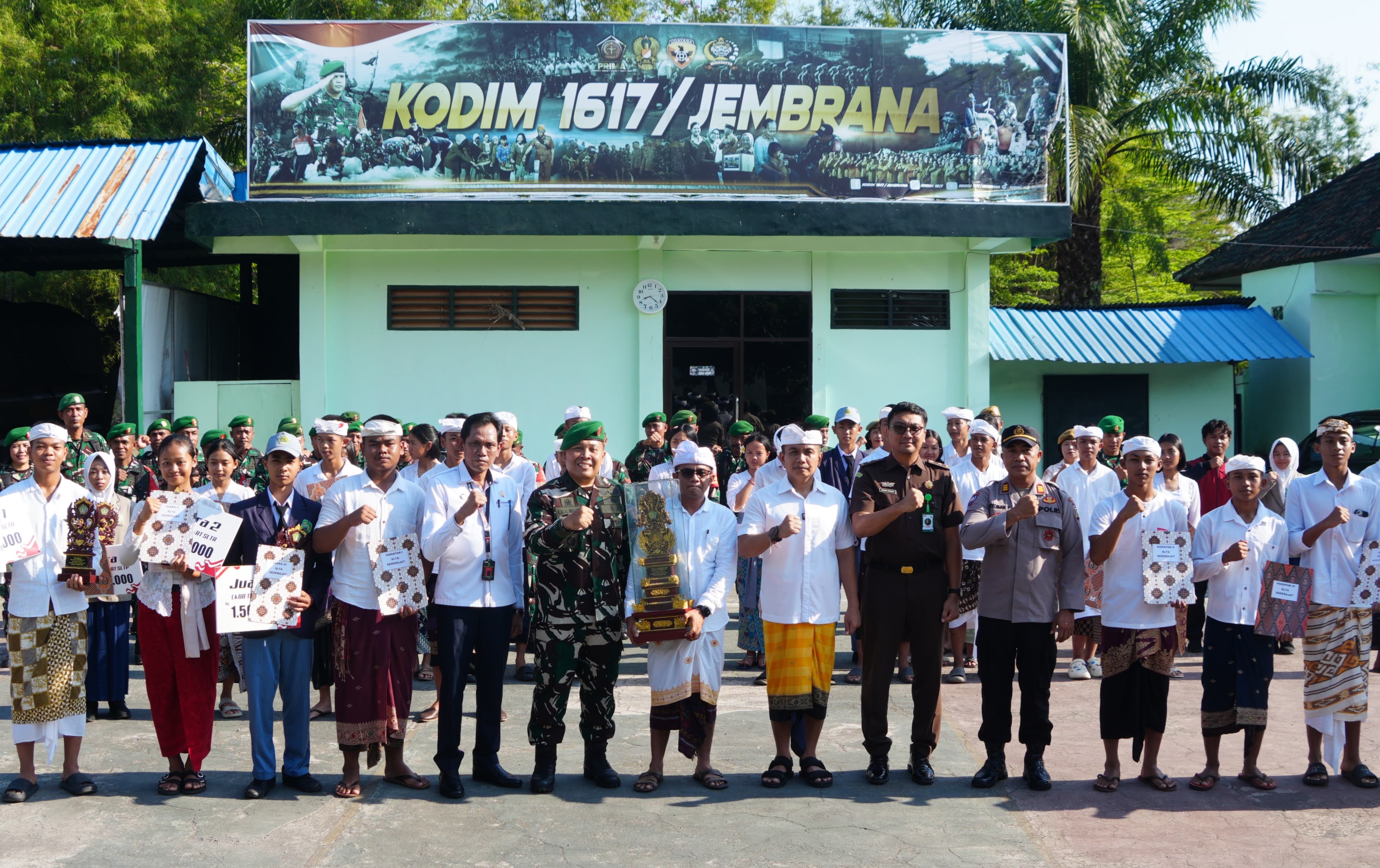 Wabup Ipat serahkan hadiah lomba PBB Bupati Cup I tingkat SLTP dan SLTA se-Kabupaten Jembrana.