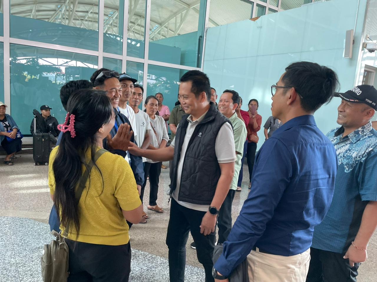 Bupati Jembrana I Made Kembang Hartawan melepas dua PMI yang berangkat dengan bantuan permodalan lewat fasilitas program kredit bersubsidi.