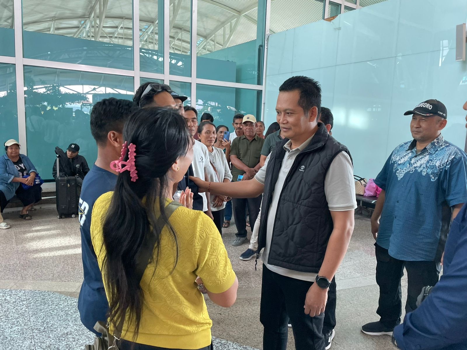 Bupati Jembrana I Made Kembang Hartawan melepas dua PMI yang berangkat dengan bantuan permodalan lewat fasilitas program kredit bersubsidi.