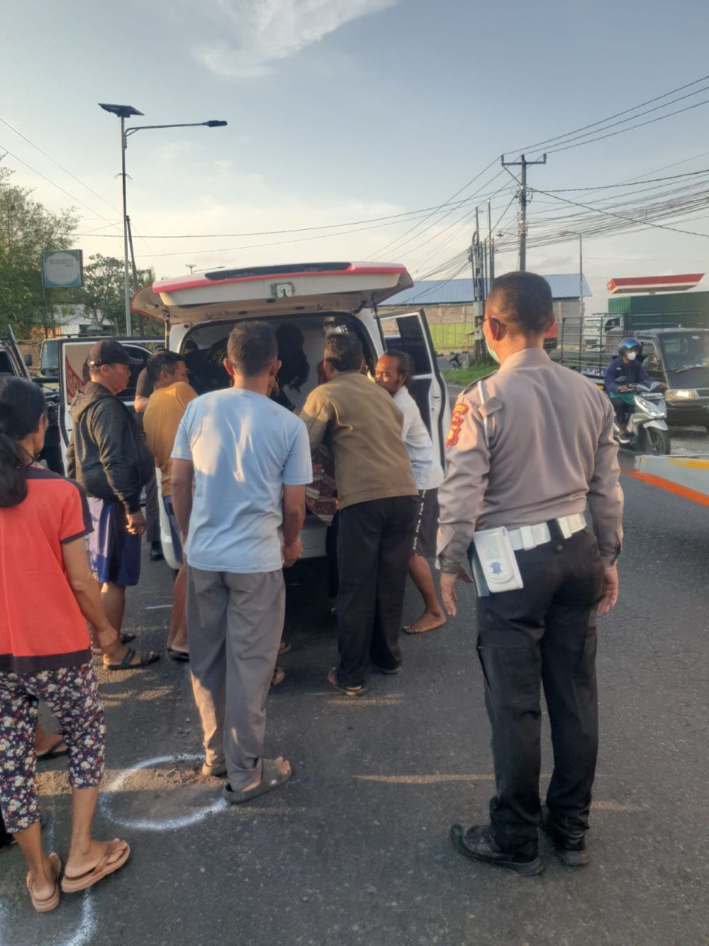 Petugas mengevakuasi korban kecelakaan yang menewaskan pemotor lansia di Jalan Denpasar-Gilimanuk.