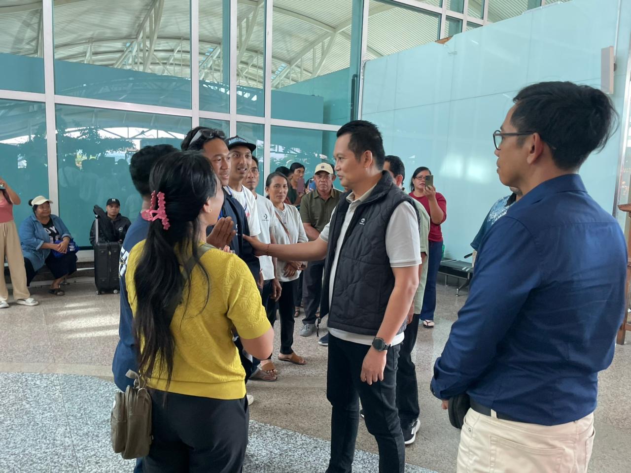 Bupati Jembrana I Made Kembang Hartawan melepas dua PMI yang berangkat dengan bantuan permodalan lewat fasilitas program kredit bersubsidi.