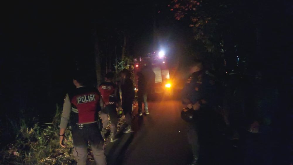 Tim gabungan memadamkan kebakaran hutan di Desa Banyupoh yang membahayakan pemukiman warga.