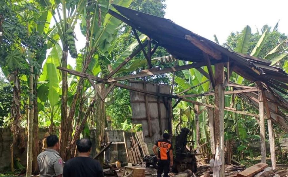 Bangunan warga Mendoyo Jembrana ludes kebakaran gegara puntung rokok masih menyala.