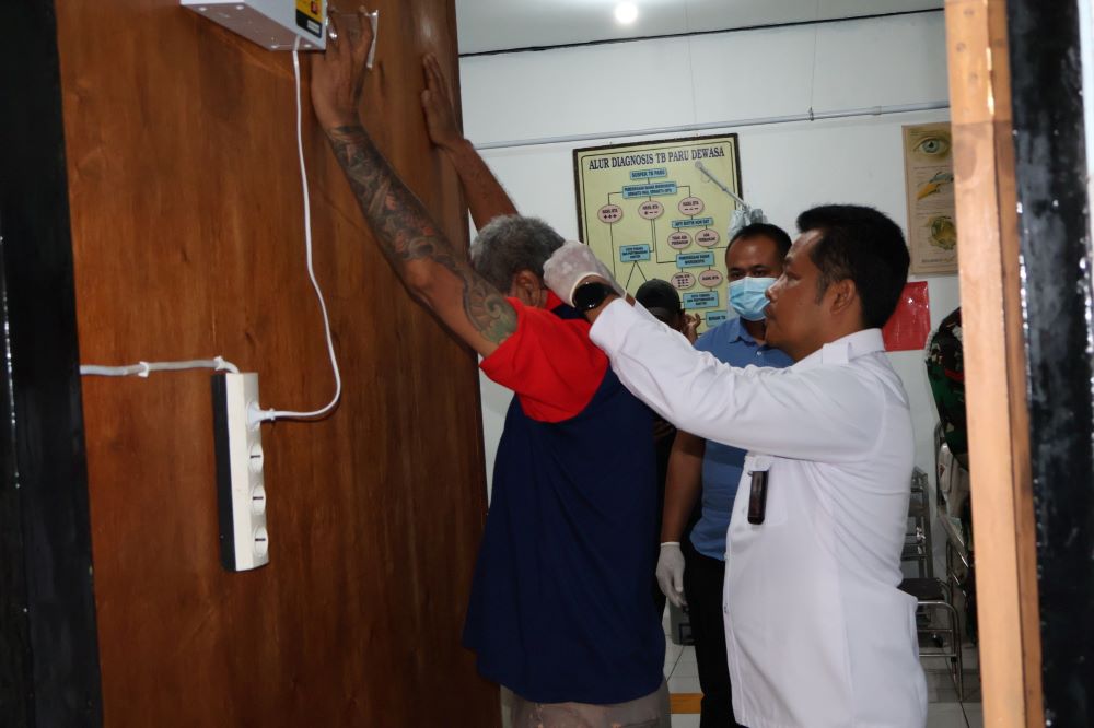 Tes urin pegawai dan warga binaan di Rumah Tahanan (Rutan) Kelas IIB Negara, Kabupaten Jembrana, Kamis (9/10/2025).
