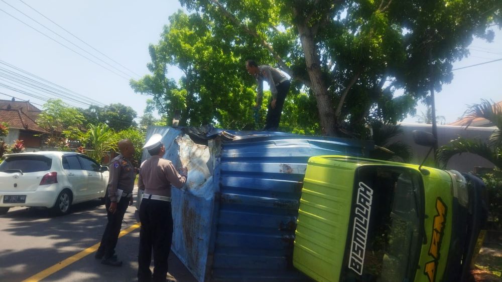 Gara-gara sopir mengantuk truk boks mengalami kecelakaan di Kaliakah Jembrana.