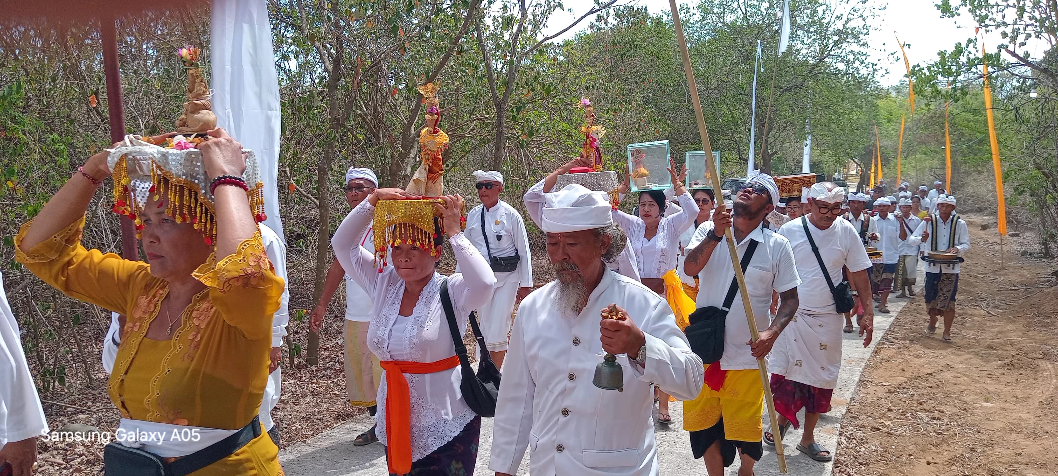 Prosesi Mendak Pralingga Betara Siwa Budha, hingga upacara Mepepada Wewalungan Pakelem ring&nbsp; Karya Agung Ngenteg Linggih di Pura Dangkhayangan Prapat Agung Taman Nasional Bali Barat (TNBB).