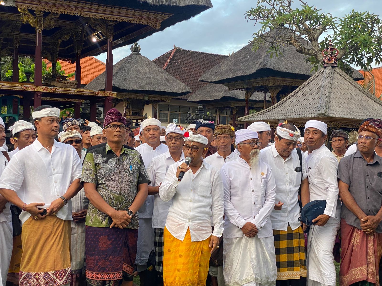 Bendesa Adat Ungasan, I Wayan Disel Astawa, bersama perbekel, prajuru, dan tokoh masyarakat saat menyampaikan berita acara penolakan pagar beton GWK, Sabru (11/10).