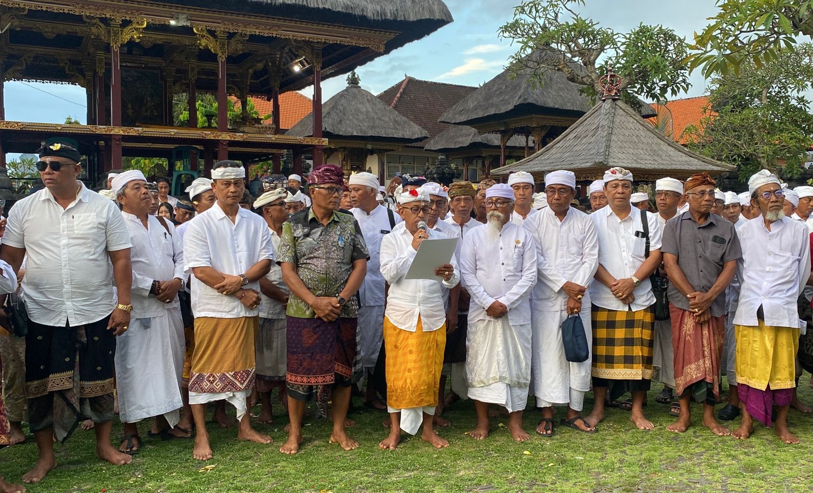 Bendesa Adat Ungasan, I Wayan Disel Astawa, bersama perbekel, prajuru, dan tokoh masyarakat saat menyampaikan berita acara penolakan pagar beton GWK, Sabru (11/10).