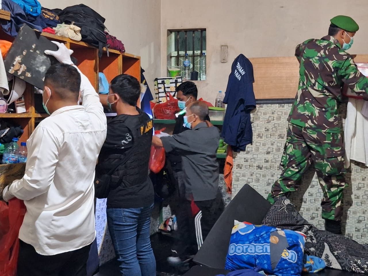 Kegiatan penggeledahan gabungan dan tes urine bagi Warga Binaan di Lapas Tabanan.