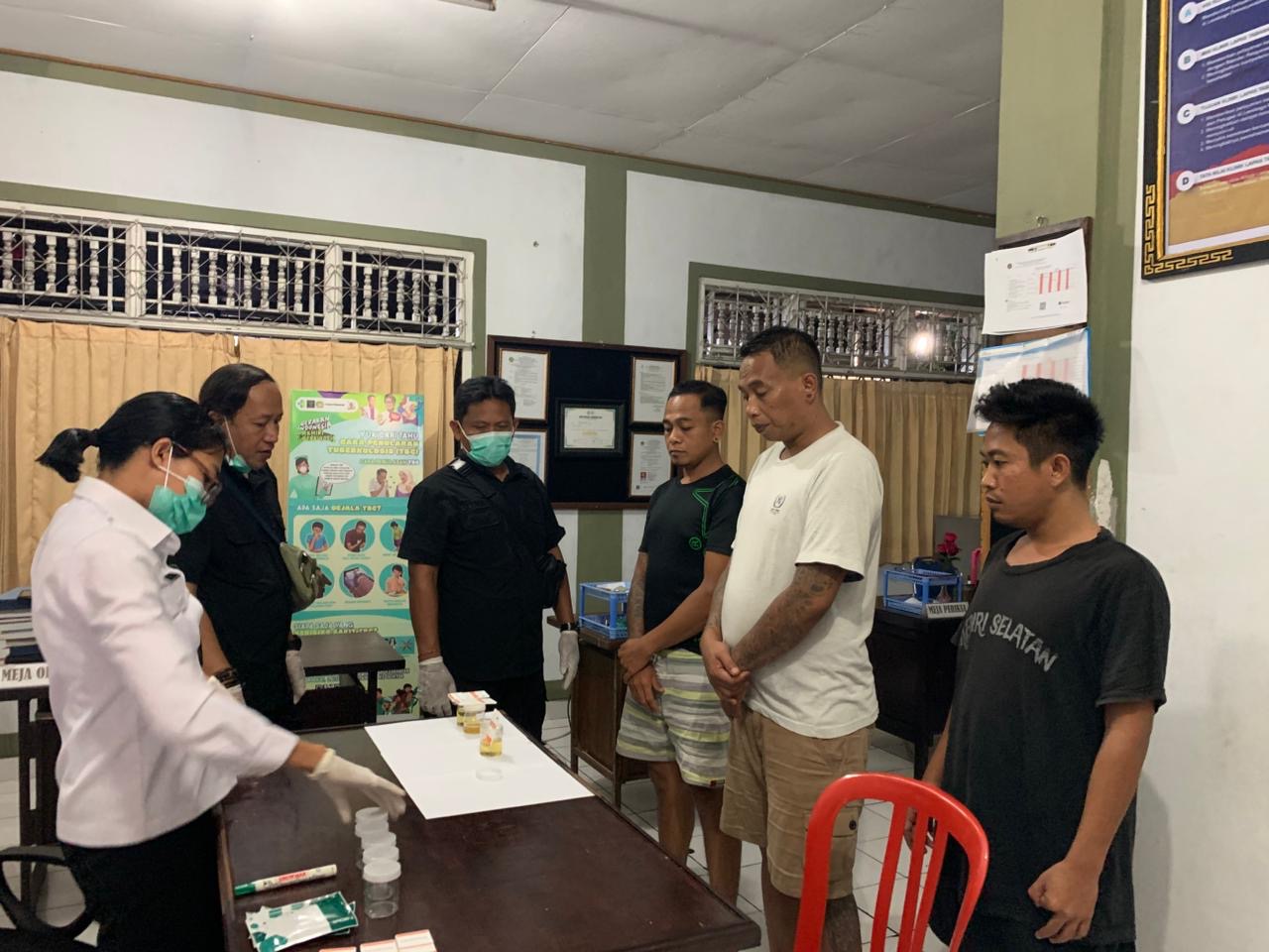 Kegiatan penggeledahan gabungan dan tes urine bagi Warga Binaan di Lapas Tabanan.