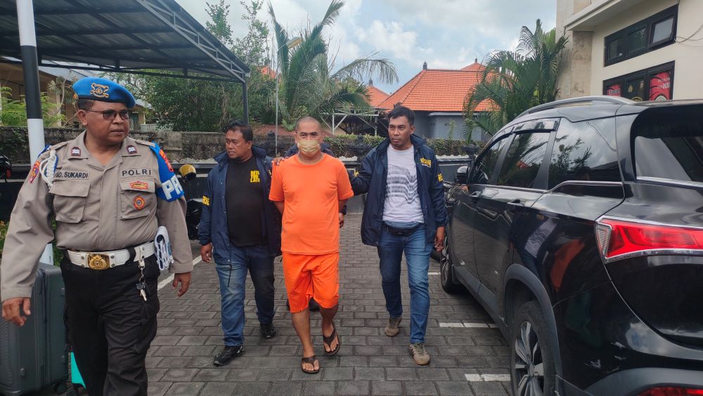 Sunardi ditahan di Polsek Denpasar Barat kasus pembunuhan pada istri.