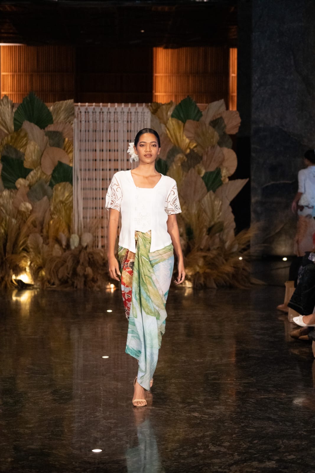 Peragaan busana peringatan Hari Batik Nasional di The Meru Sanur.