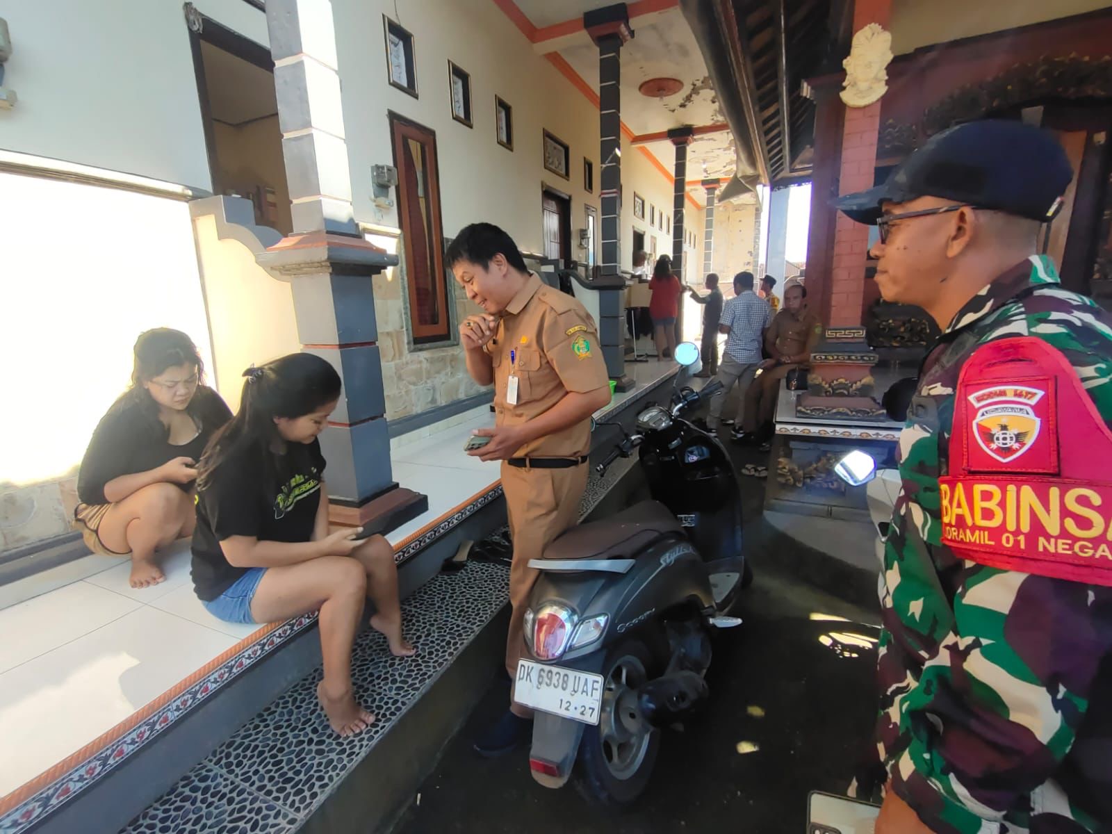 Tim gabungan Kelurahan Bajar Tengah saat melaksanakan sidak penduduk pendatang disejumlah tempat kos, Senin (13/10).