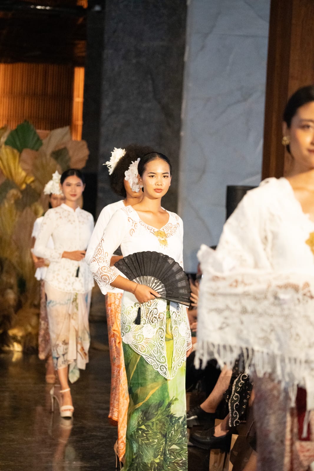 Peragaan busana peringatan Hari Batik Nasional di The Meru Sanur.