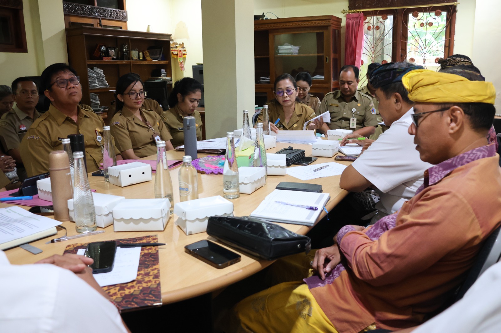 RAKER : Rapat kerja yang digelar Komisi III DPRD Klungkung bersama Sekda, Dinas Kesehatan dan RSUD Klungkung terkait penerimaan Pendapatan Asli Daerah (PAD), Senin (13/10)