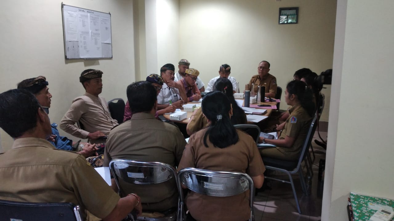 RAKER : Rapat kerja yang digelar Komisi III DPRD Klungkung bersama Sekda, Dinas Kesehatan dan RSUD Klungkung terkait penerimaan Pendapatan Asli Daerah (PAD), Senin (13/10