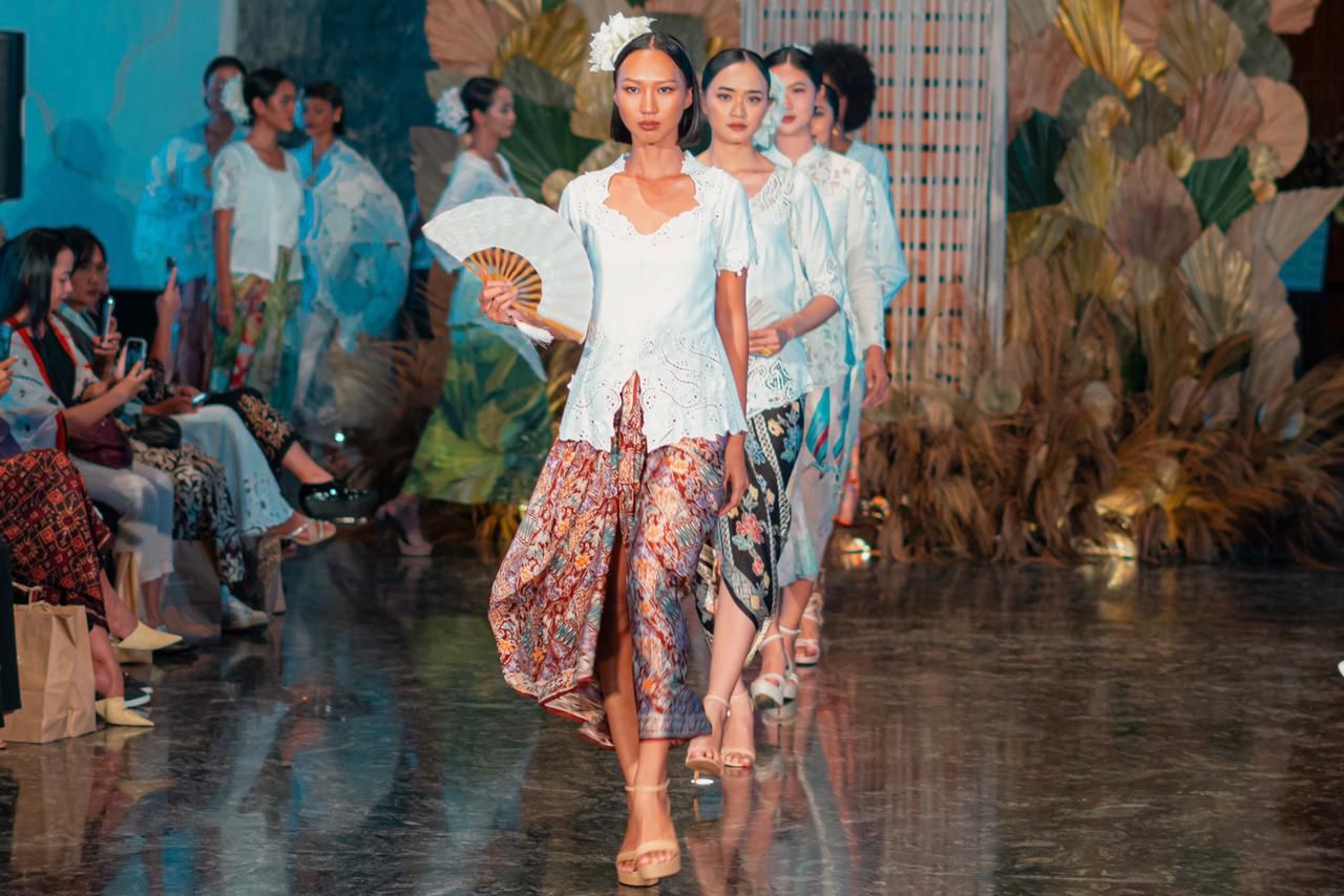 Peragaan busana peringatan Hari Batik Nasional di The Meru Sanur.