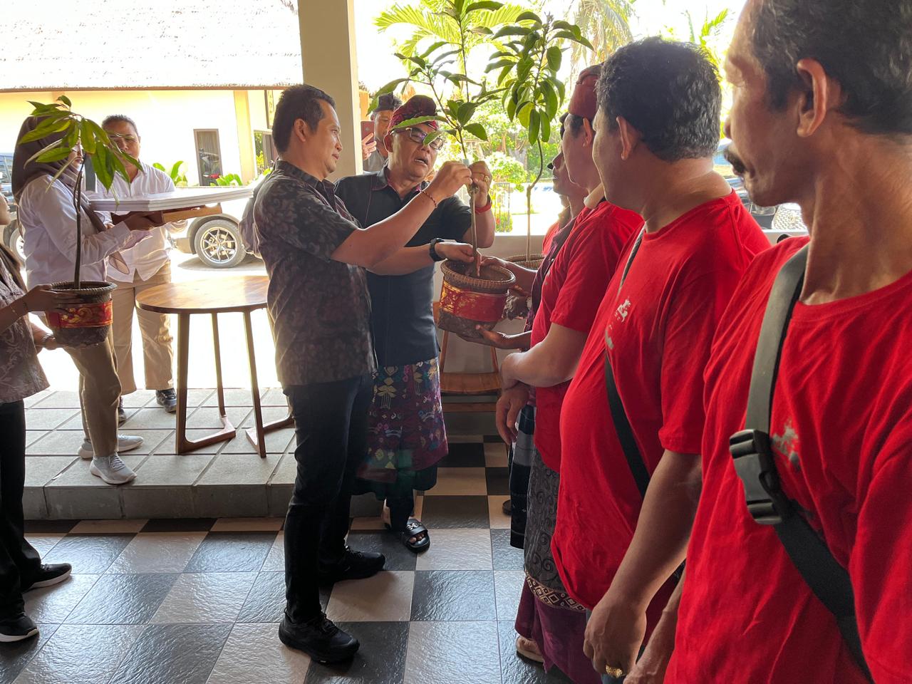 Sosialisasi dan Bimbingan Teknis Program Rehabilitasi Hutan dan Lahan (RHL), Kebun Bibit Rakyat (KBR), dan Bibit Produktif di Banjar Sumbersari, Desa Melaya, Selasa (14/10).