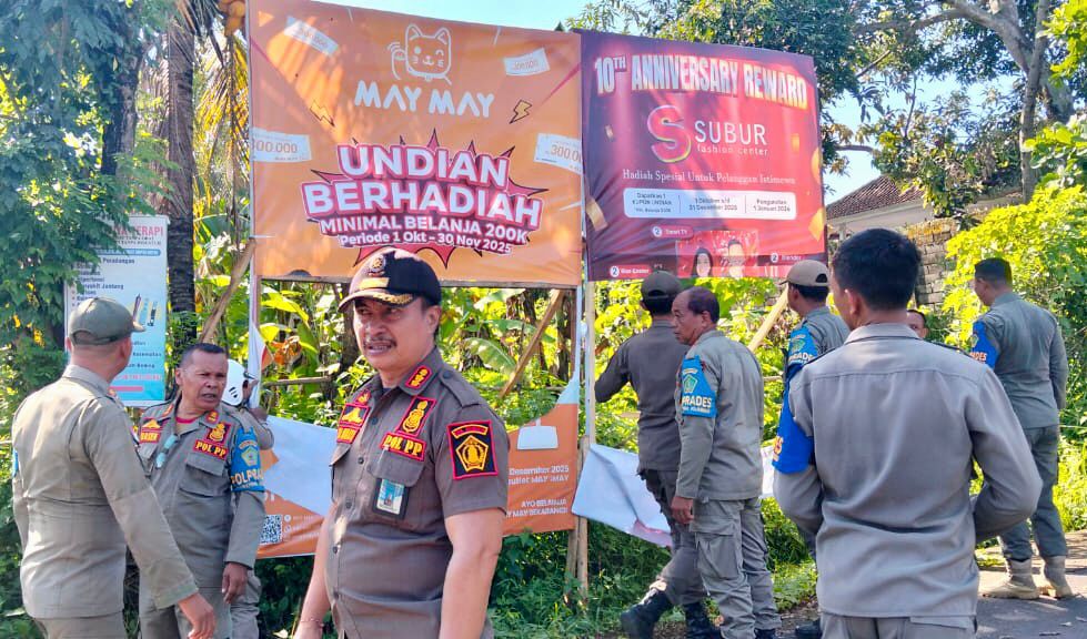 Petugas Satpol PP Jembrana melakukan penertiban reklame kadaluarsa dan rusak di wilayah Kecamatan Jembrana, Selasa (14/10).