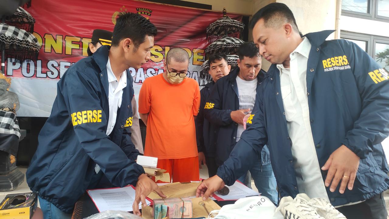 Tersangka Robby ditahan di Mapolsek Denpasar Barat.
