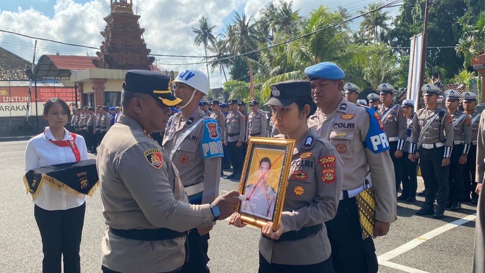 Upacara pemecatan anggota Polres Badung Briptu KAW tanpa dihadiri yang bersangkutan di Mapolres Badung.