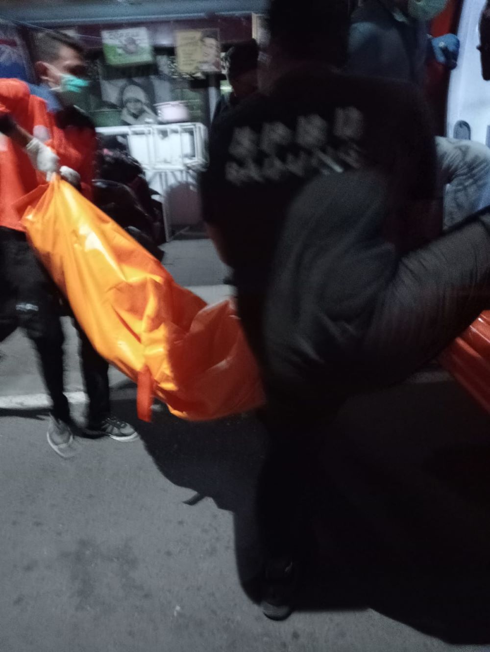 Korban pembunuhan di Kuta Sulastri dievakuasi petugas.