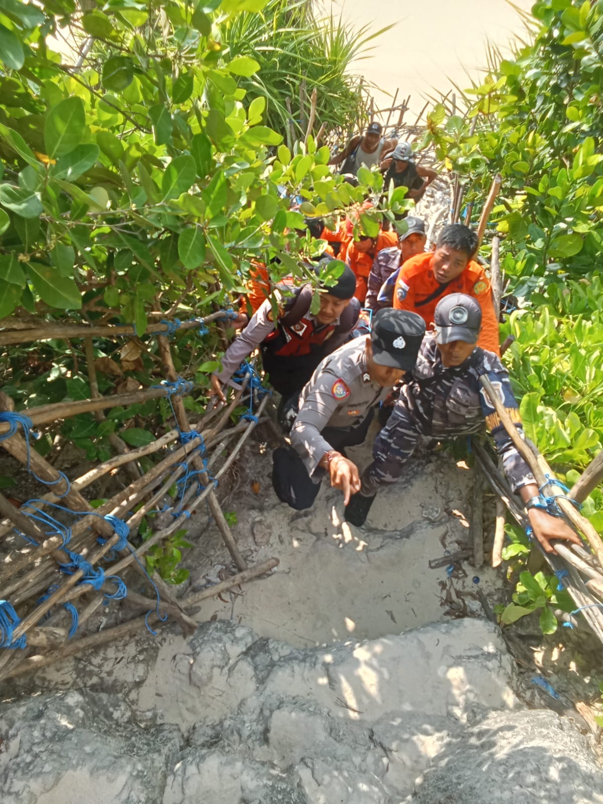 EVAKUASI : Tim SAR Gabungan melakukan evakuasi jenasah WNA asal Perancis yang meninggal terseret arus di Pantai Kelingking, Nusa Penida, Rabu (15/10)