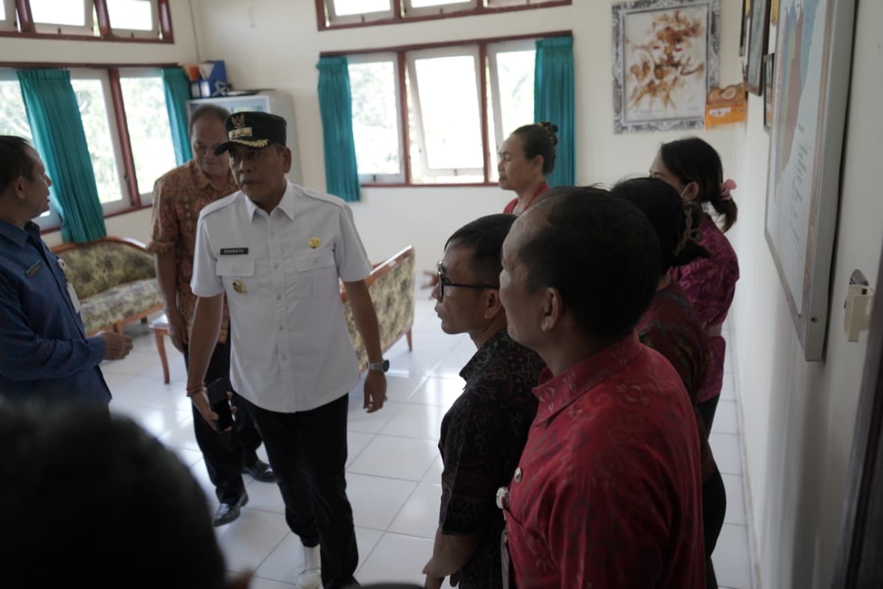 SIDAK : Bupati Karangasem I Gusti Putu Parwata melakukan sidak ke dua Puskesmas di Kecamatan Karangasem, Selasa (14/10).