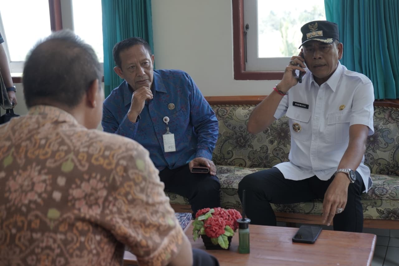SIDAK : Bupati Karangasem I Gusti Putu Parwata melakukan sidak ke dua Puskesmas di Kecamatan Karangasem, Selasa (14/10).